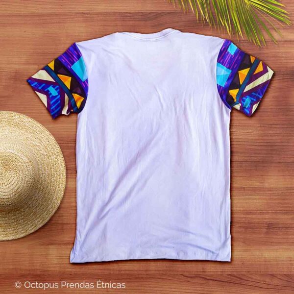 parte trasera de la camiseta estampada con diseño en tonos azules y morados