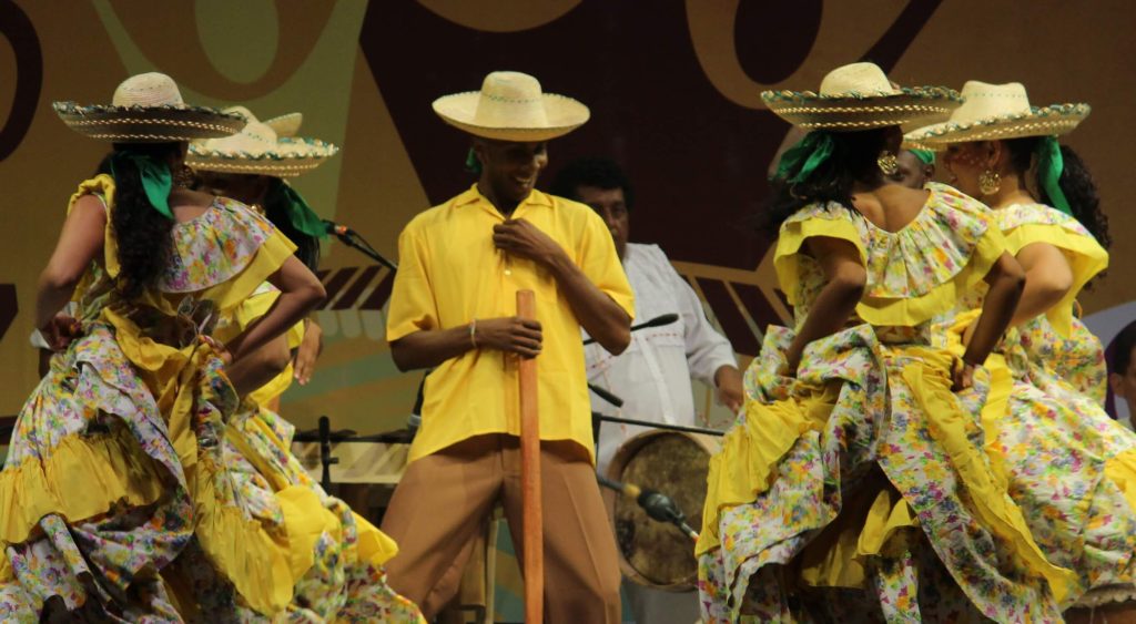 grupo de cantantes en tarima durante el festival petronio