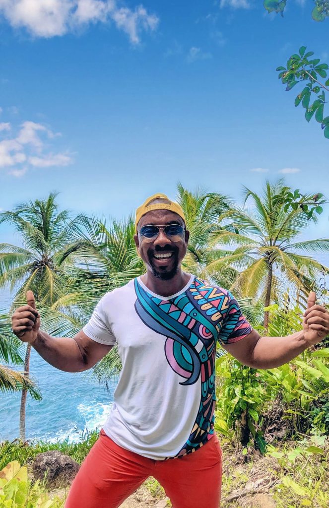 Hombre vistiendo linda camiseta de la marca octopus en las costas del Choco Colombia