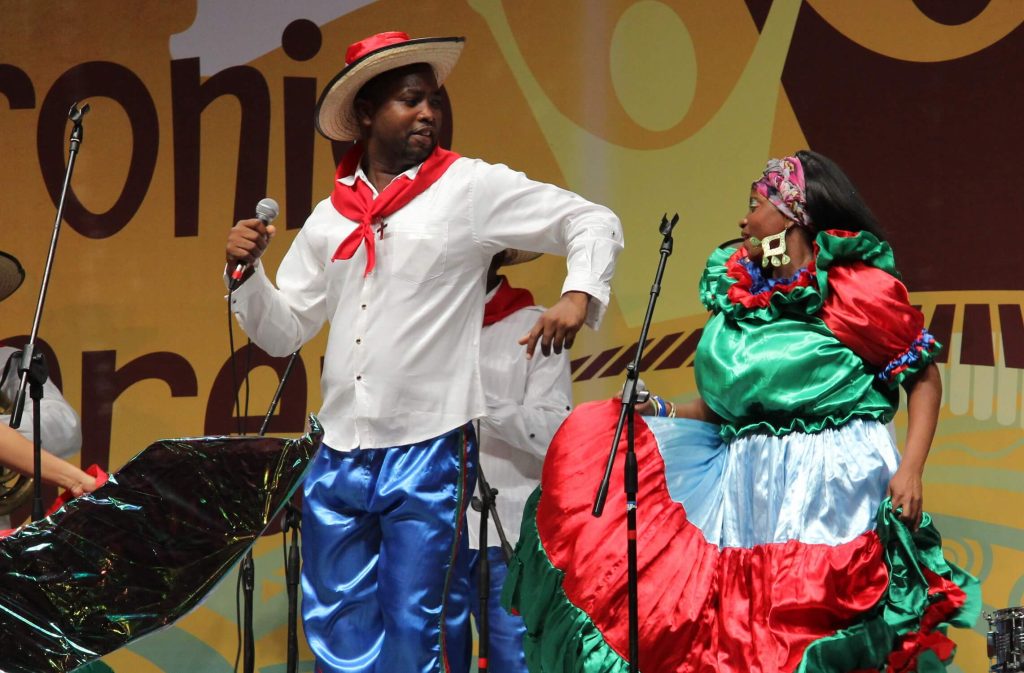baile en pareja afro sobre la tarima del festival petronio alvarez